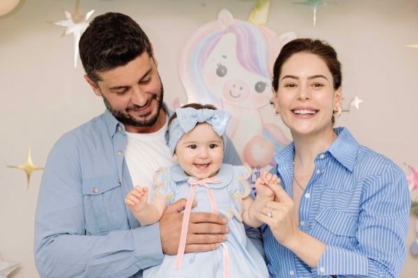Berk Oktay ve Yıldız Çağrı Atiksoy’dan Duygusal Paylaşım: Kızlarının İlk Görüntüsü
